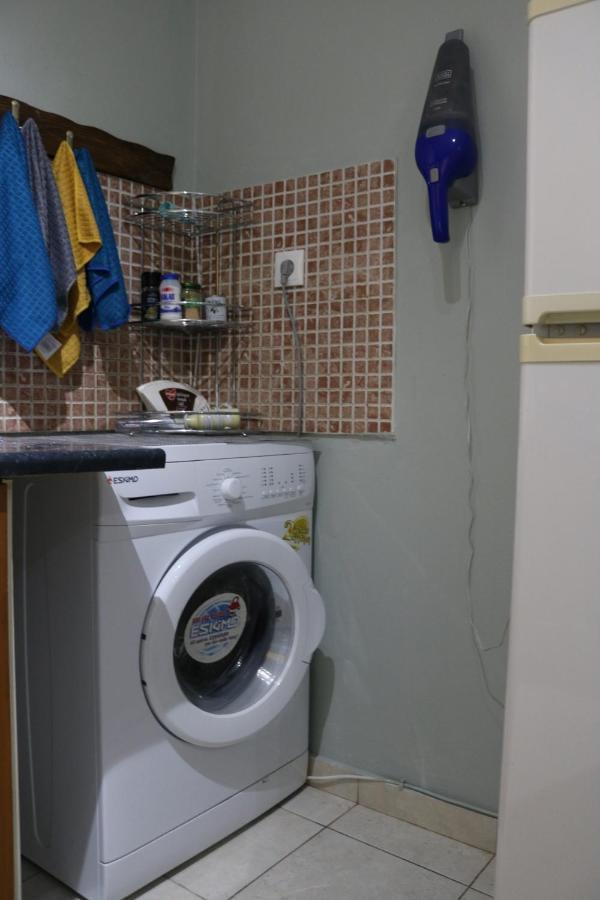 Semi-Basement 50Sqm Apartment Near Kos Citycenter Bagian luar foto