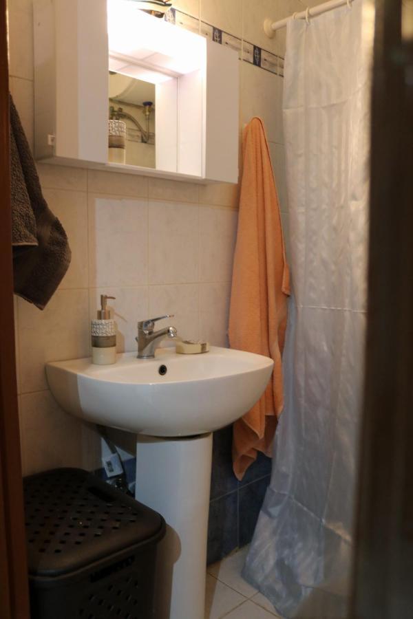 Semi-Basement 50Sqm Apartment Near Kos Citycenter Bagian luar foto
